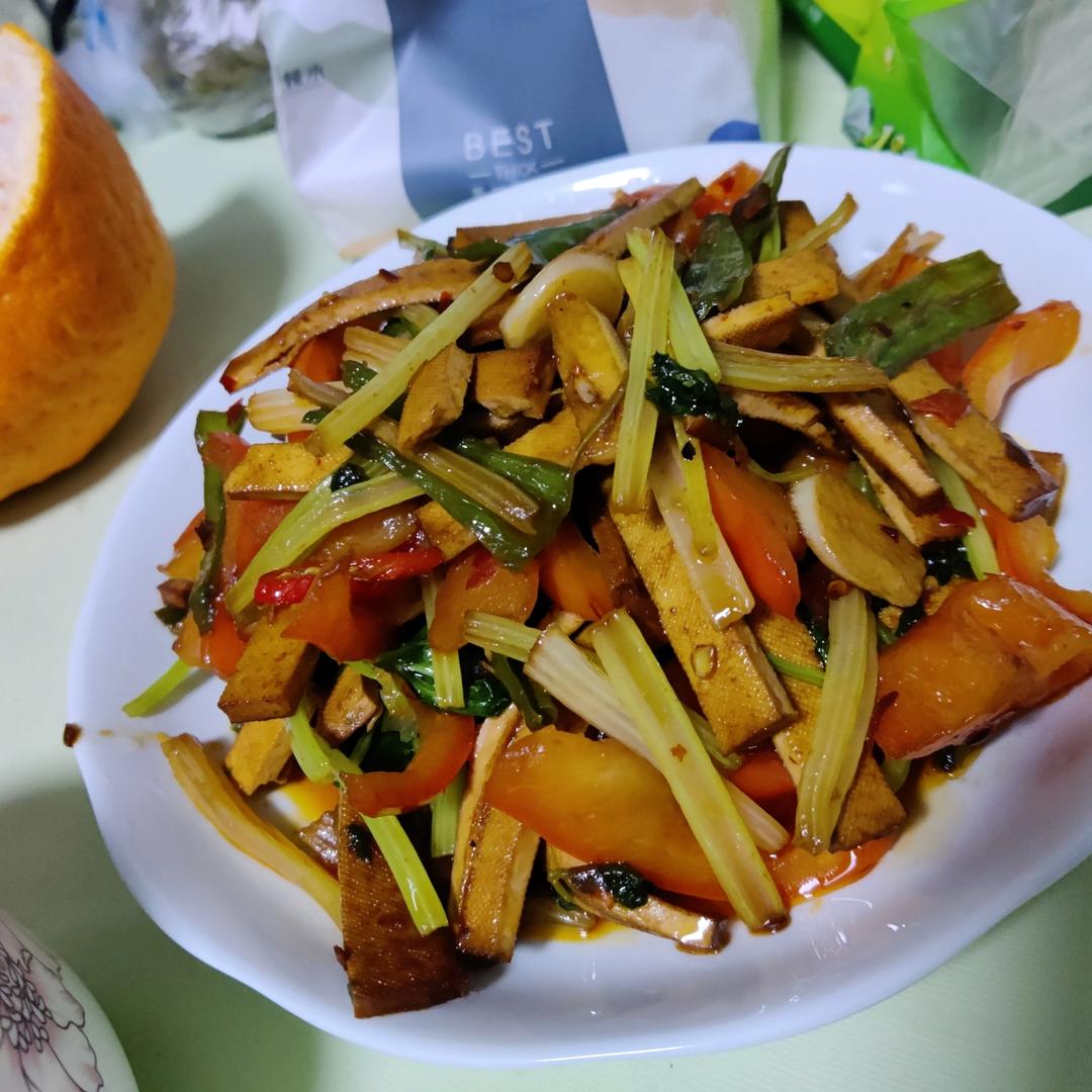 午餐晚餐简单快手下饭菜芹菜炒香干