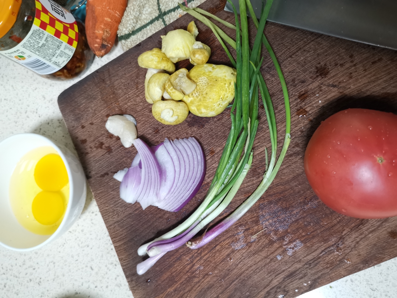 黄蘑菇菠菜番茄汤的做法 步骤1