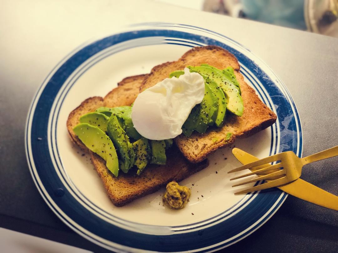 麦兜水波蛋牛油果厚吐司