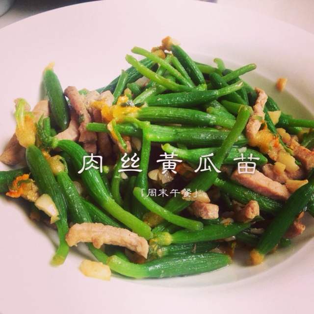 清炒顶花小黄瓜