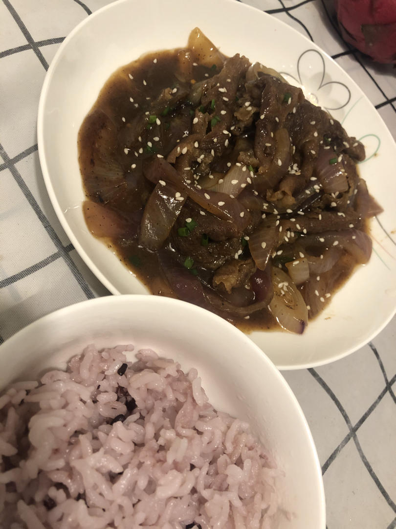 好吃到舔盘的秘制洋葱炒肥牛卷！拌饭巨香