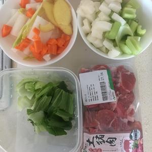 排骨蔬菜粉丝煲的做法 步骤1