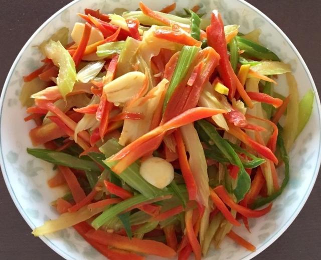 胡萝卜炒芹菜的做法