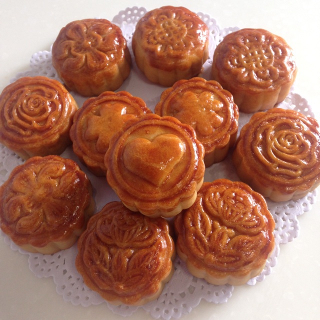 广式蛋黄莲蓉月饼