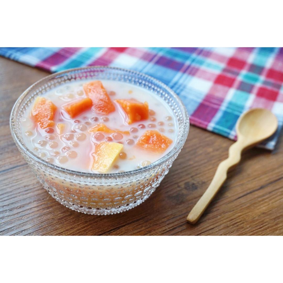 家庭主厨睿睿做的木瓜椰汁西米露