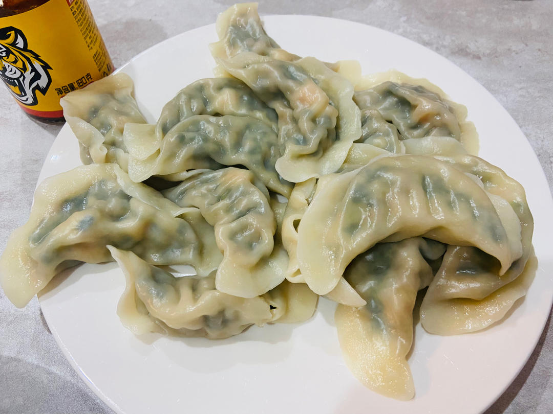 敲好吃的猪肉大虾韭菜饺子