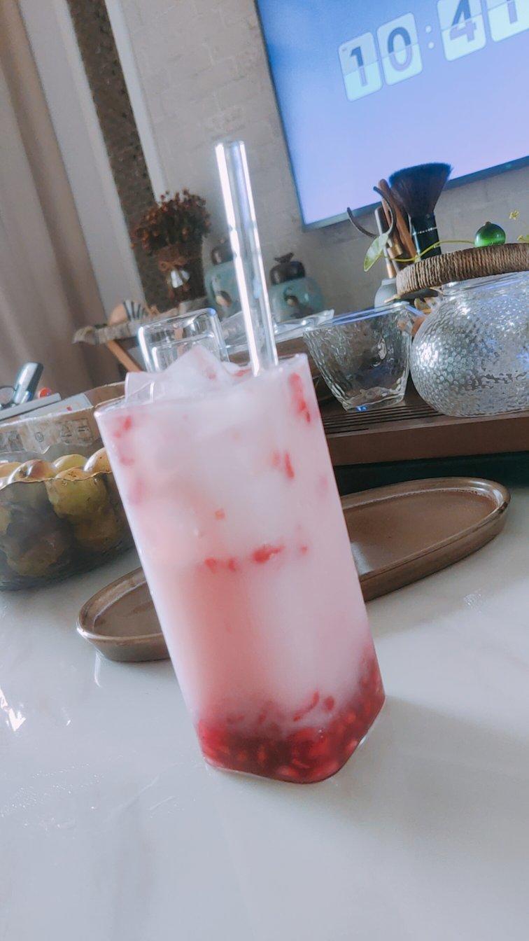 鲜榨红石榴汁：可以喝的雅诗兰黛红石榴精华