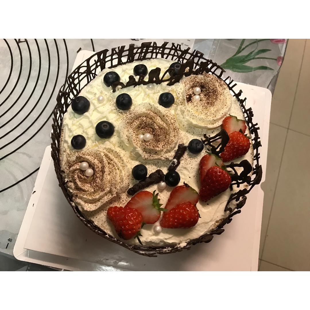 帘影无风做的白色巧克力围边蛋糕