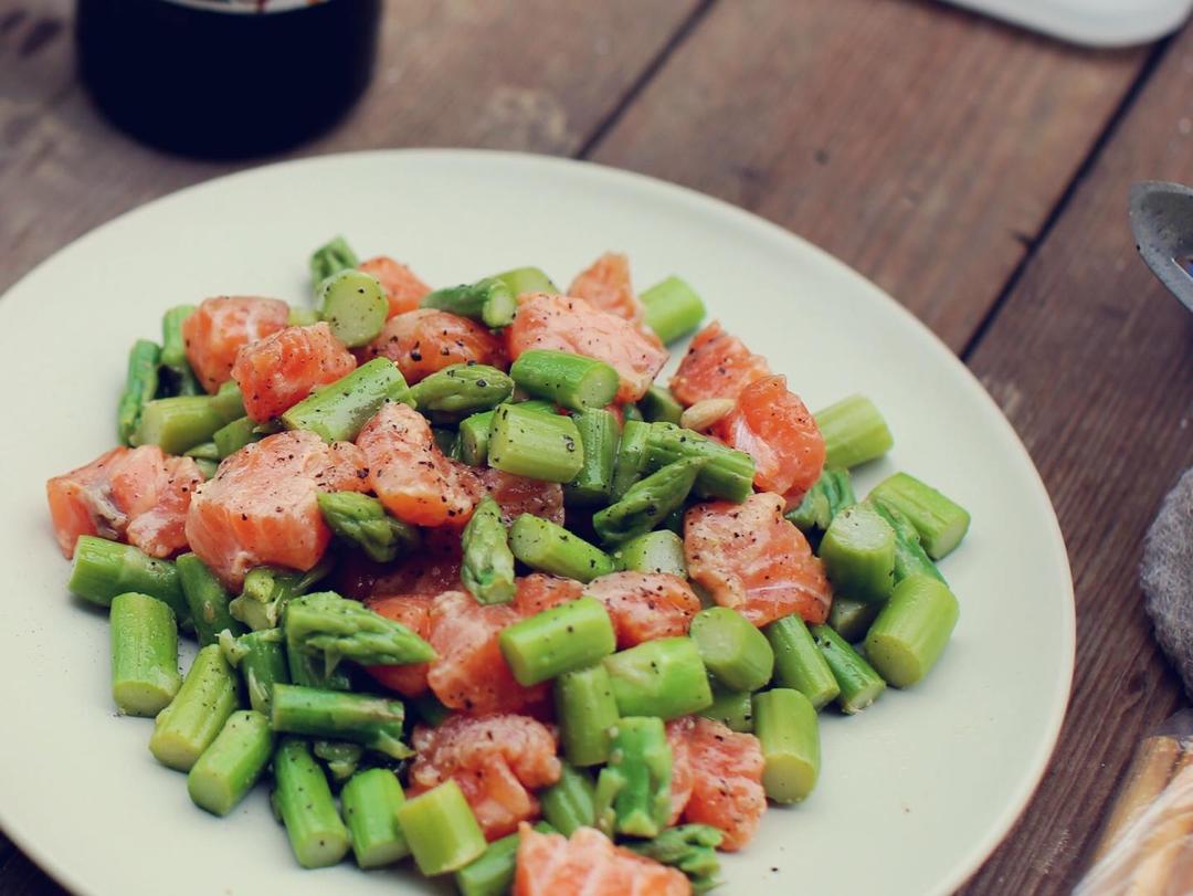 芦笋拌三文鱼丁的做法