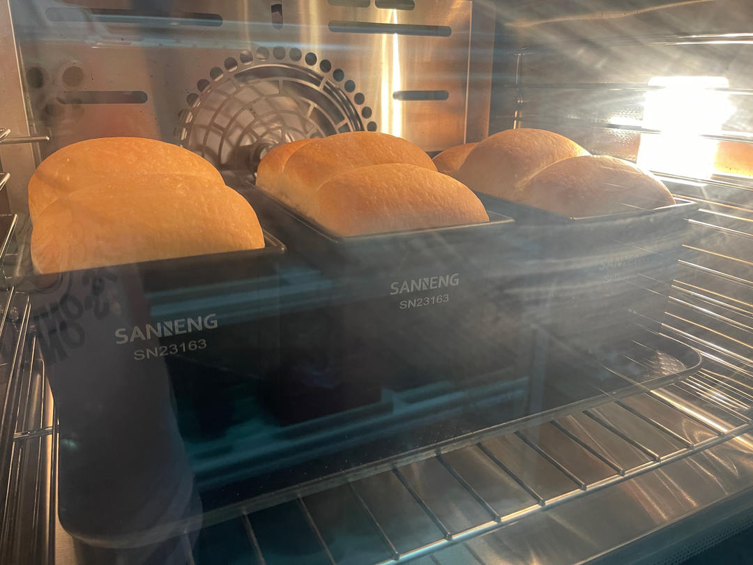 奶呼呼的厚炼乳吐司