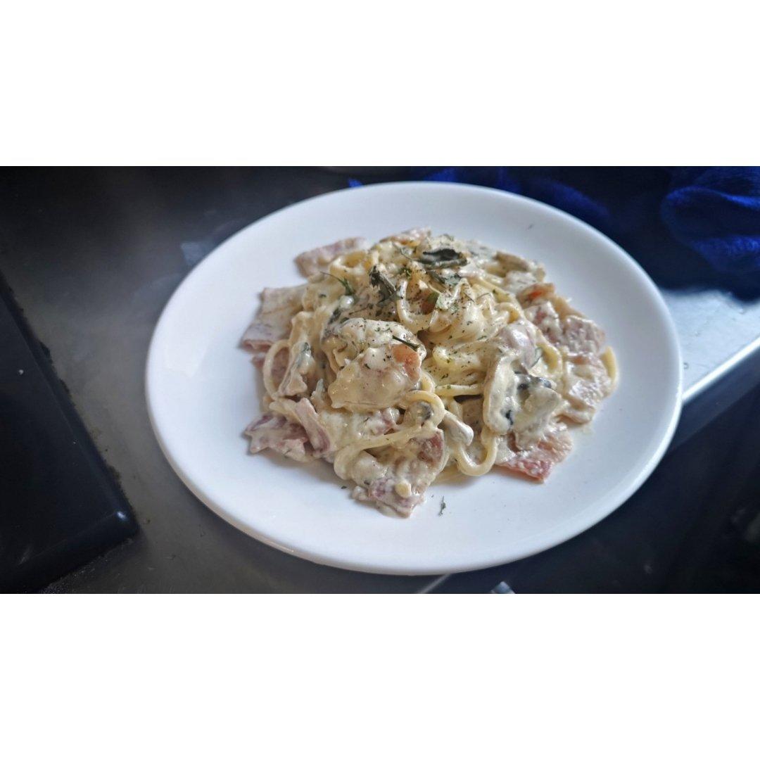 白蘑菇奶油培根意面