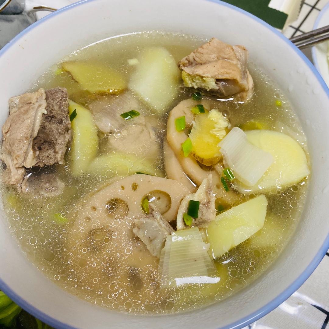 土豆莲藕排骨汤｜20分钟超快手的奶香蔬菜排骨汤