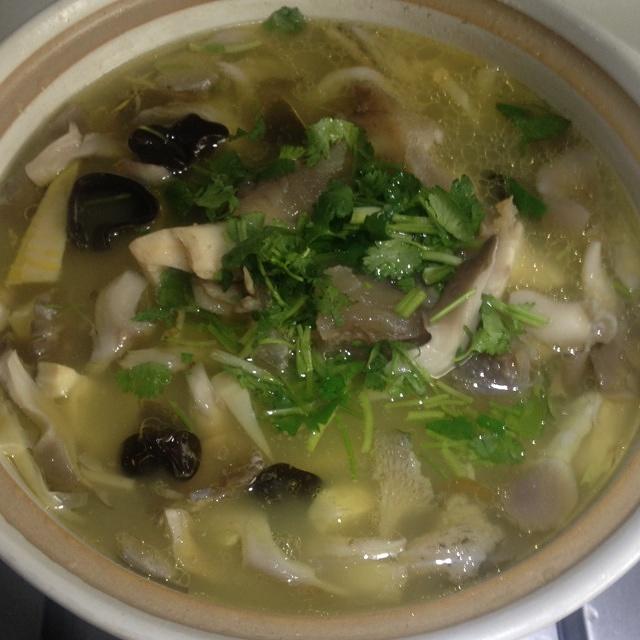 竹笋牛骨菌菇汤的做法