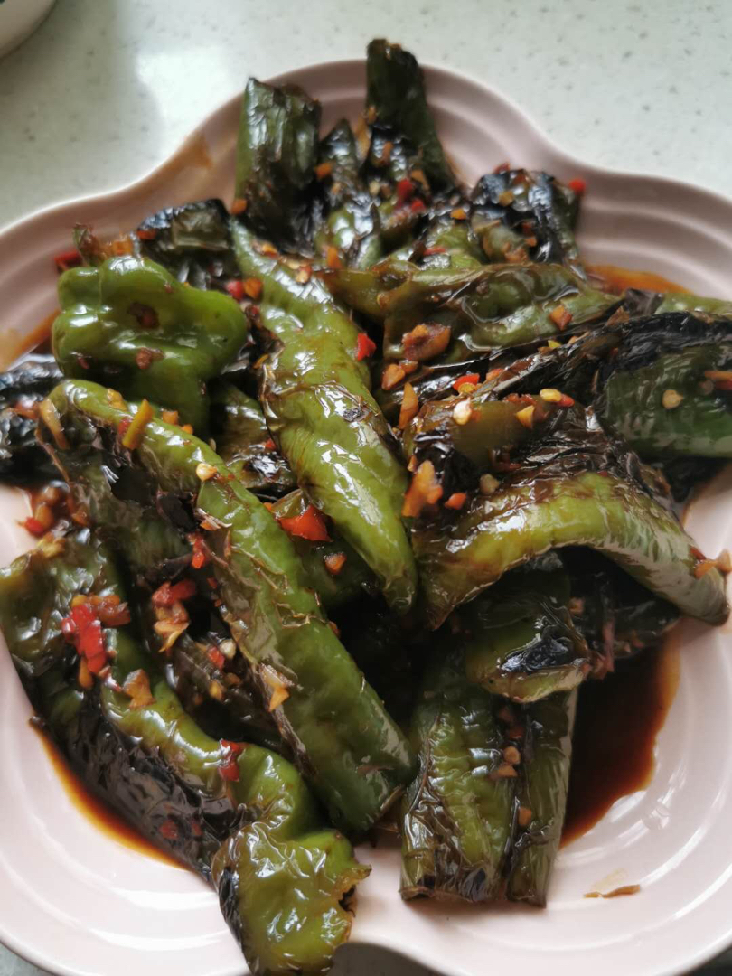 厨师长教你：“虎皮青椒”的家常做法，不放油柴火慢煎，很开胃