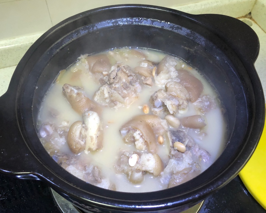 超简单黄豆花生猪蹄汤的做法