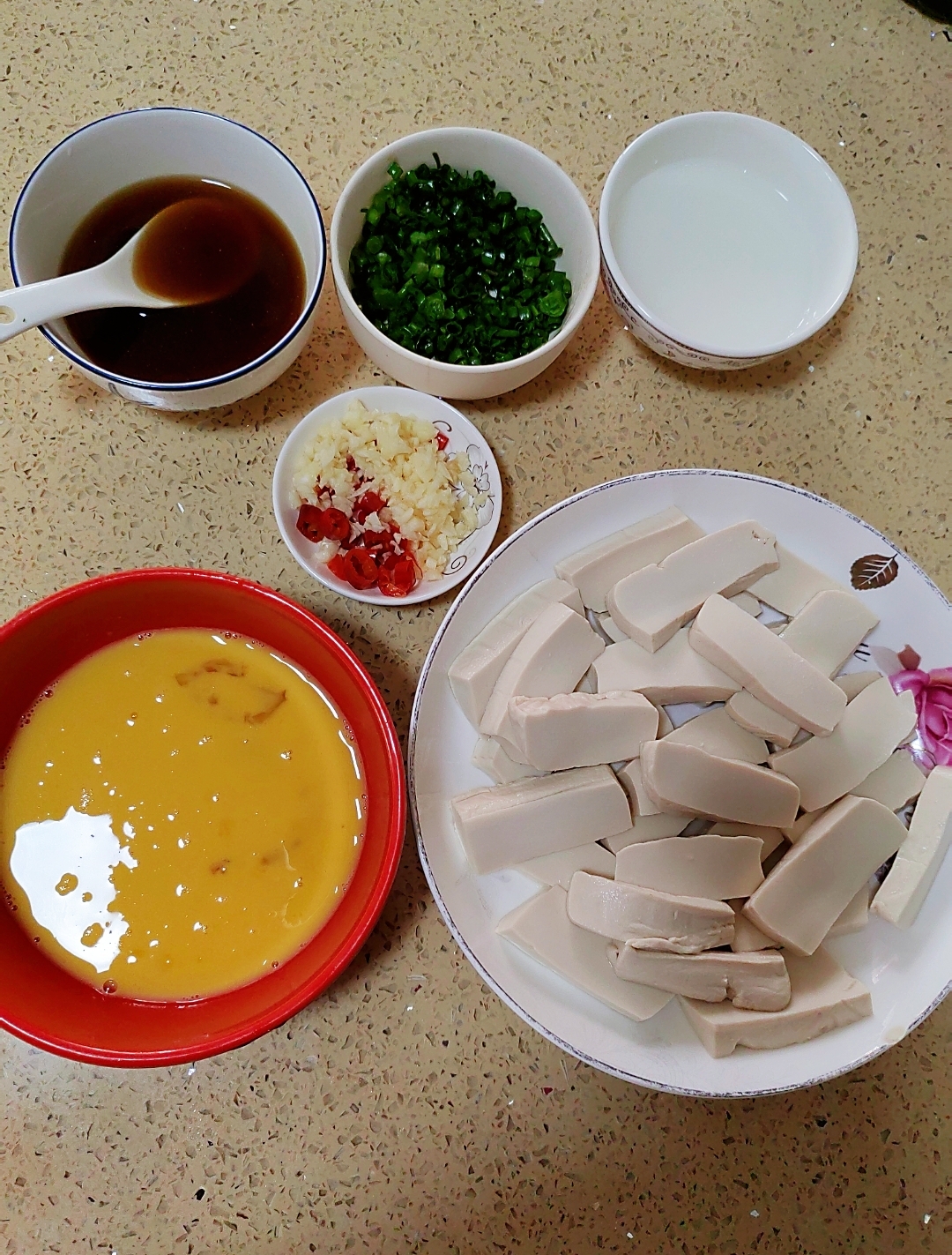 外焦里嫩的香煎豆腐的做法 步骤2