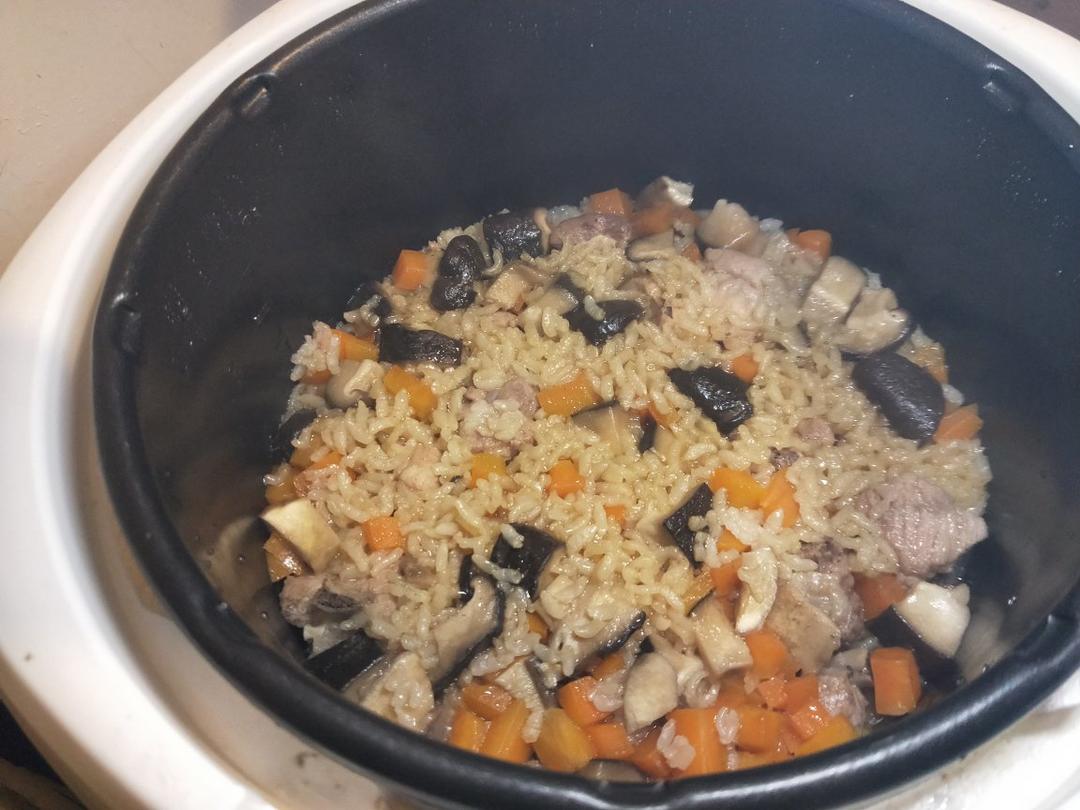 【香菇鸡肉焖饭】