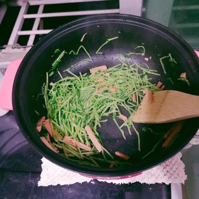 明天带饭！豌豆苗炒火腿肠。的做法 步骤3