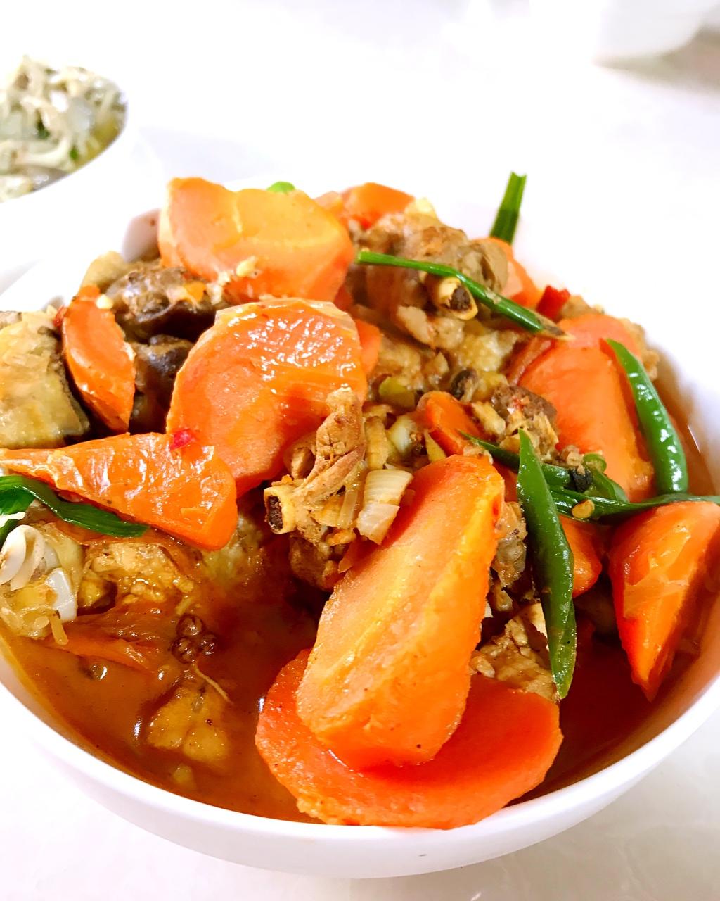 一个吃货i做的胡萝卜烧鸡