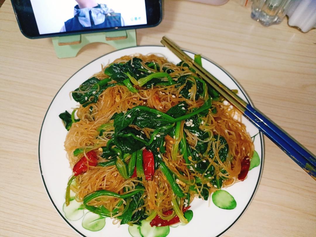 开胃爽口又营养的菠菜拌粉丝