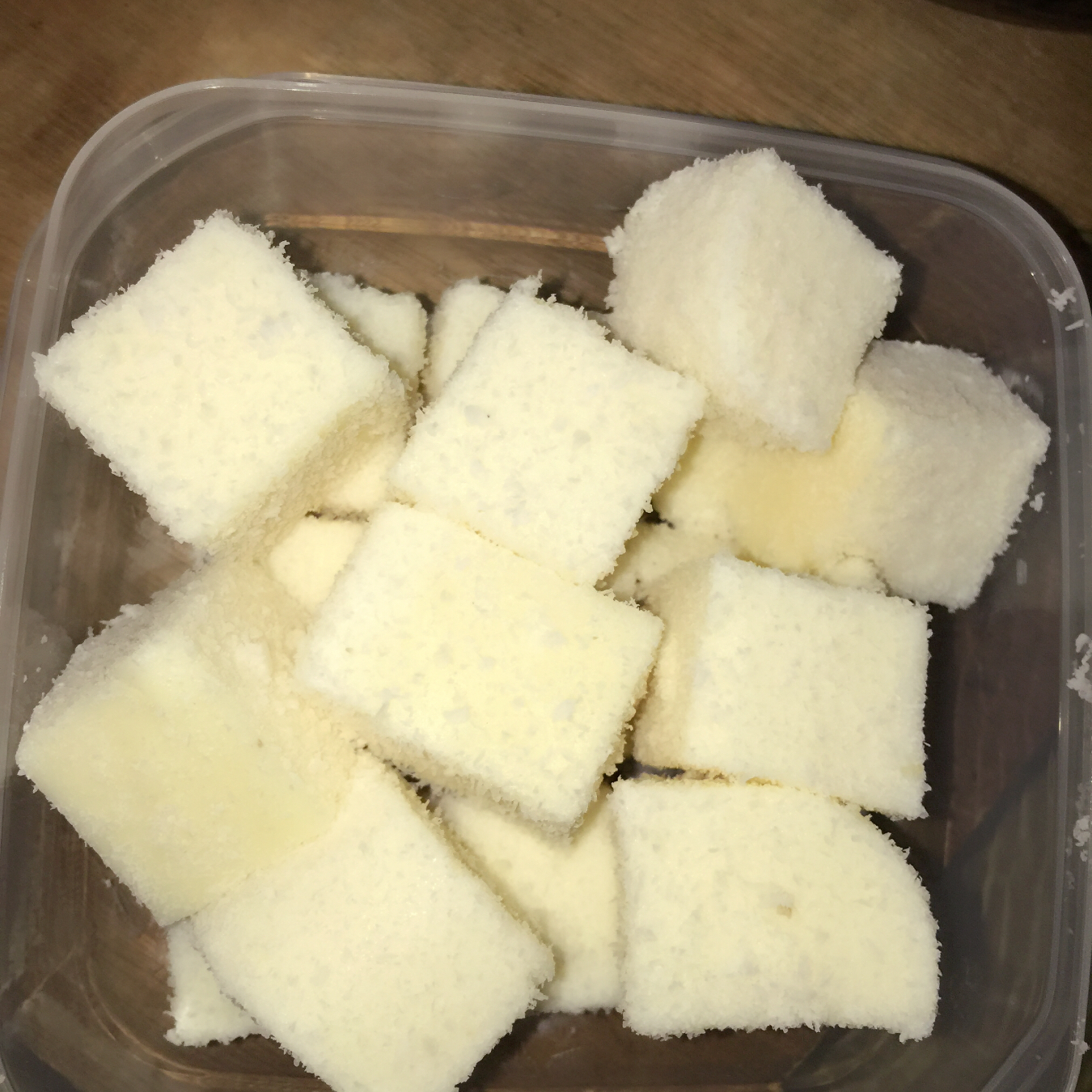 椰丝牛奶小方糕