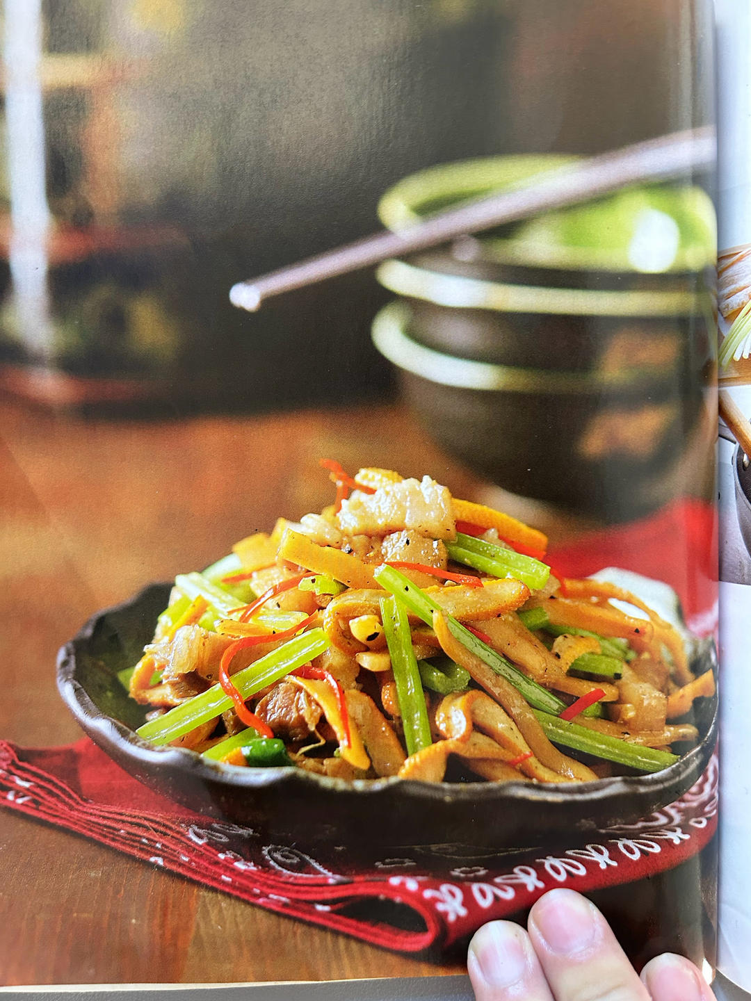 鱿鱼瘦肉炒豆腐干芹菜（客家小炒）