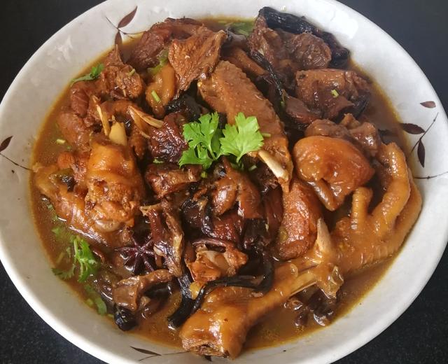 [原创] 东北名菜，铁锅炖大公鸡炖蘑菇