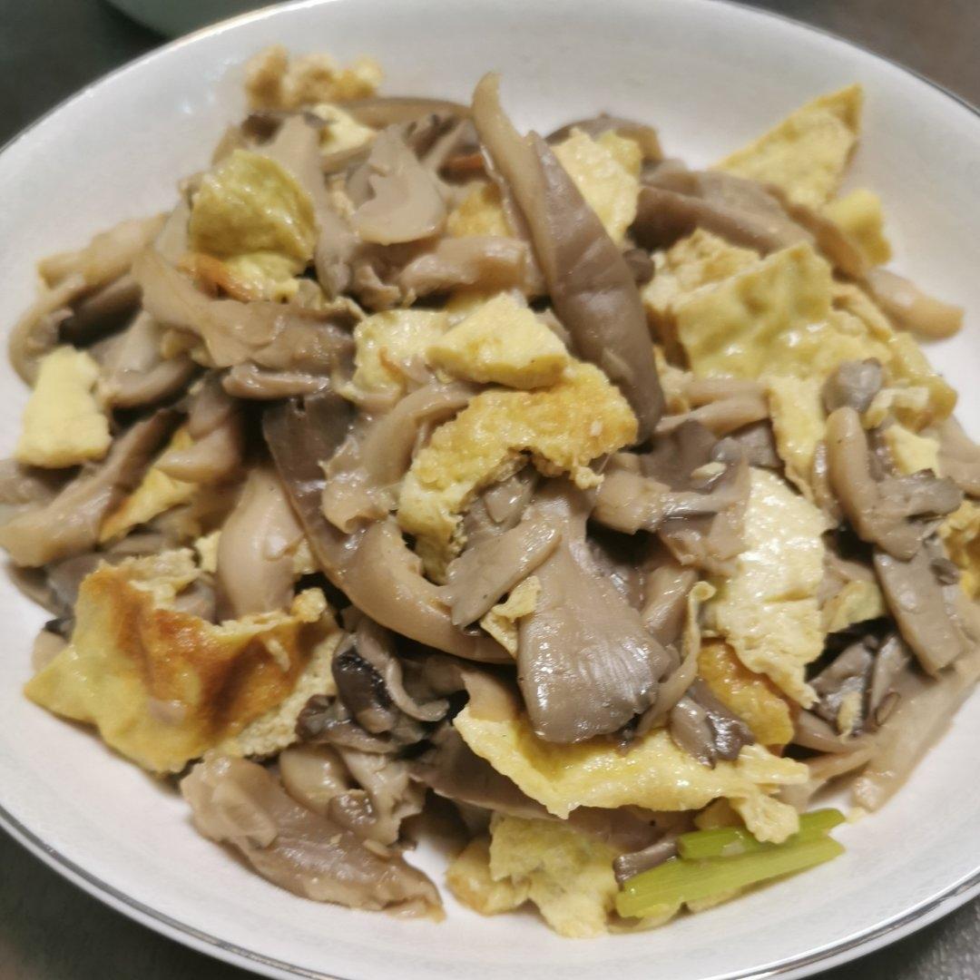 蘑菇炒鸡蛋	平菇这样炒，鲜美无比巨好吃
