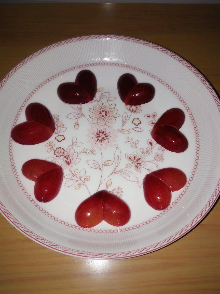 a雨欣做的在10秒内把小西红柿切成心形