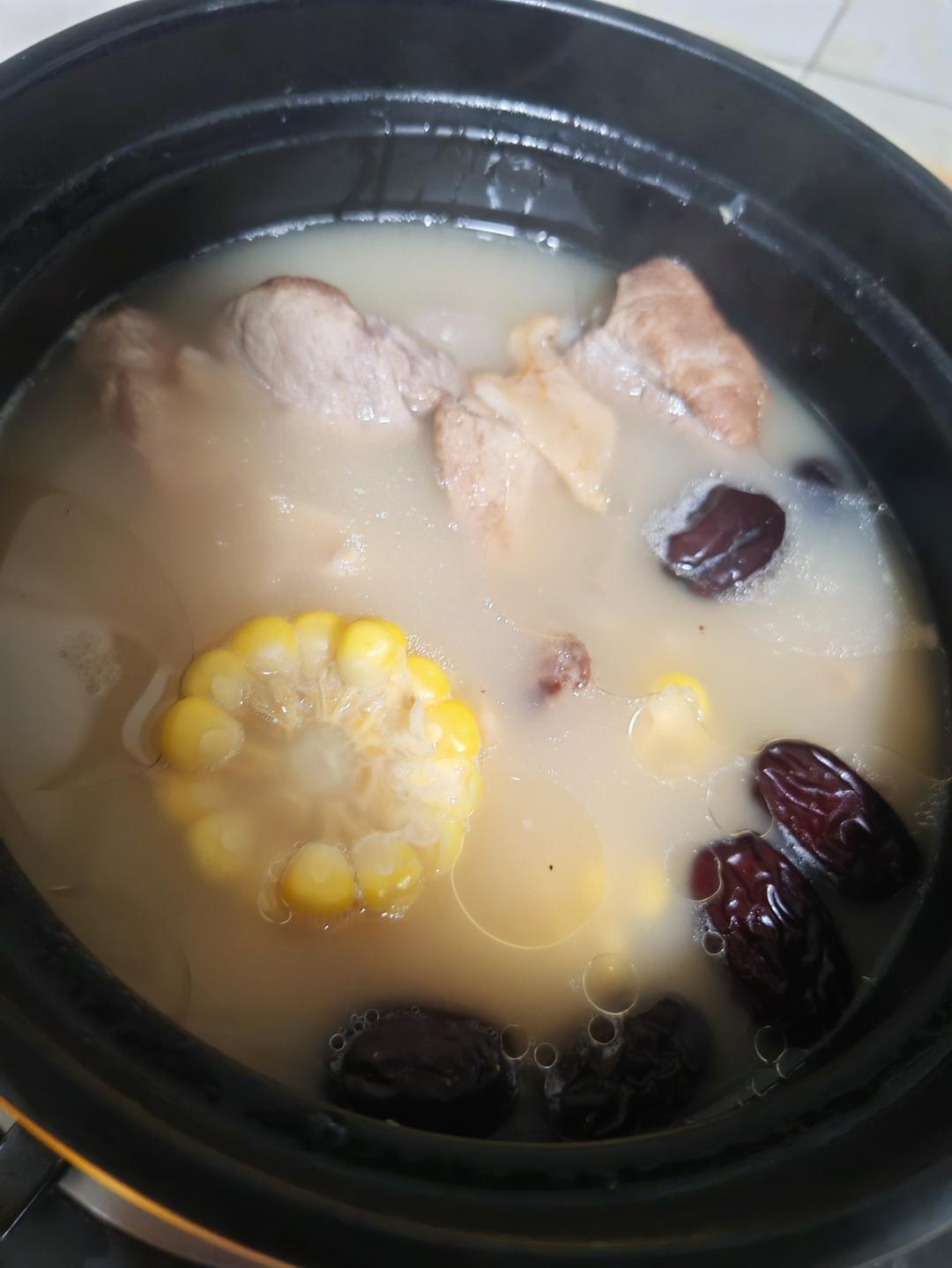 滋补花胶排骨汤