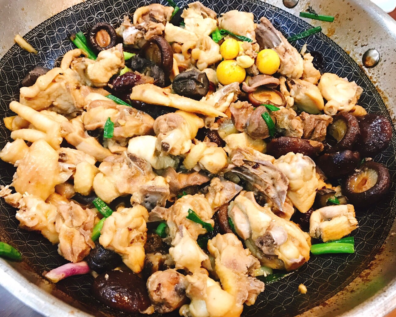 海参香菇红枣焖鸡的做法