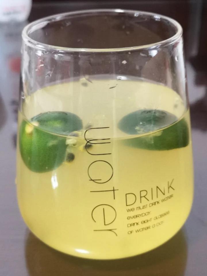 夏日人气饮品，柠檬百香果水果茶