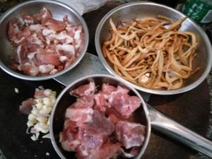 黄花菜烧咸肉排骨的做法 步骤1