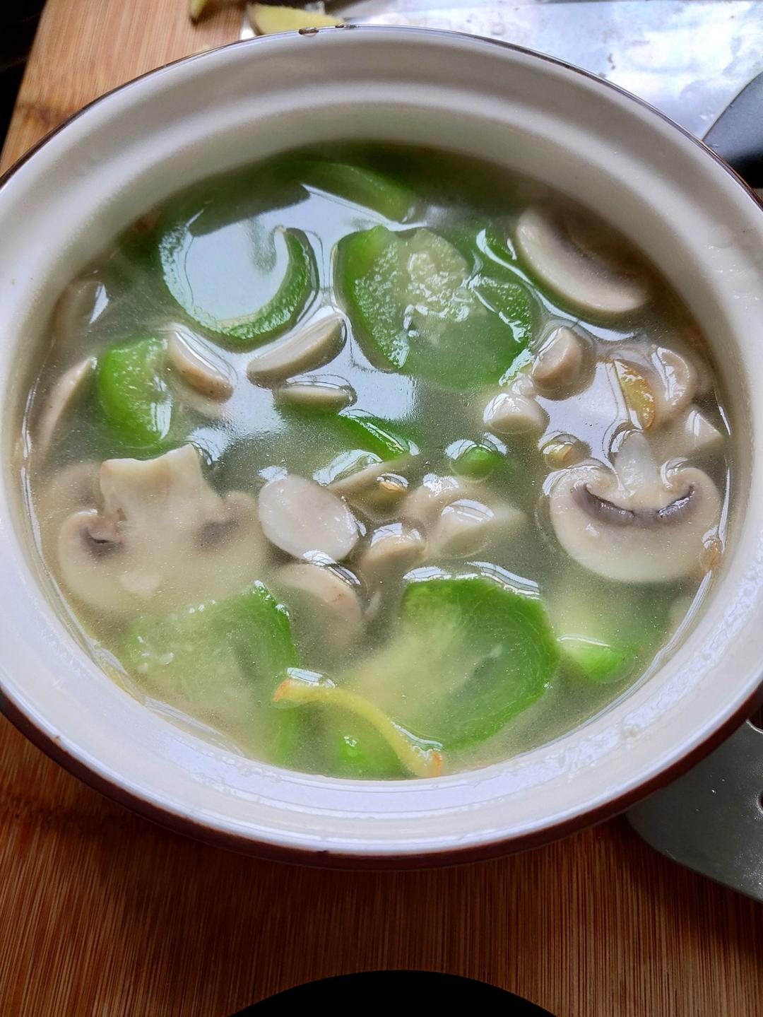 汤鲜味美！适合天热喝的刮油神汤～丝瓜蘑菇汤