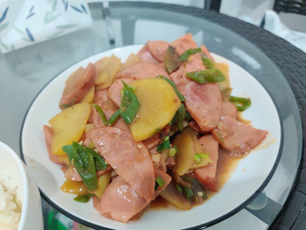 经典下饭神器———青椒火腿炒土豆片