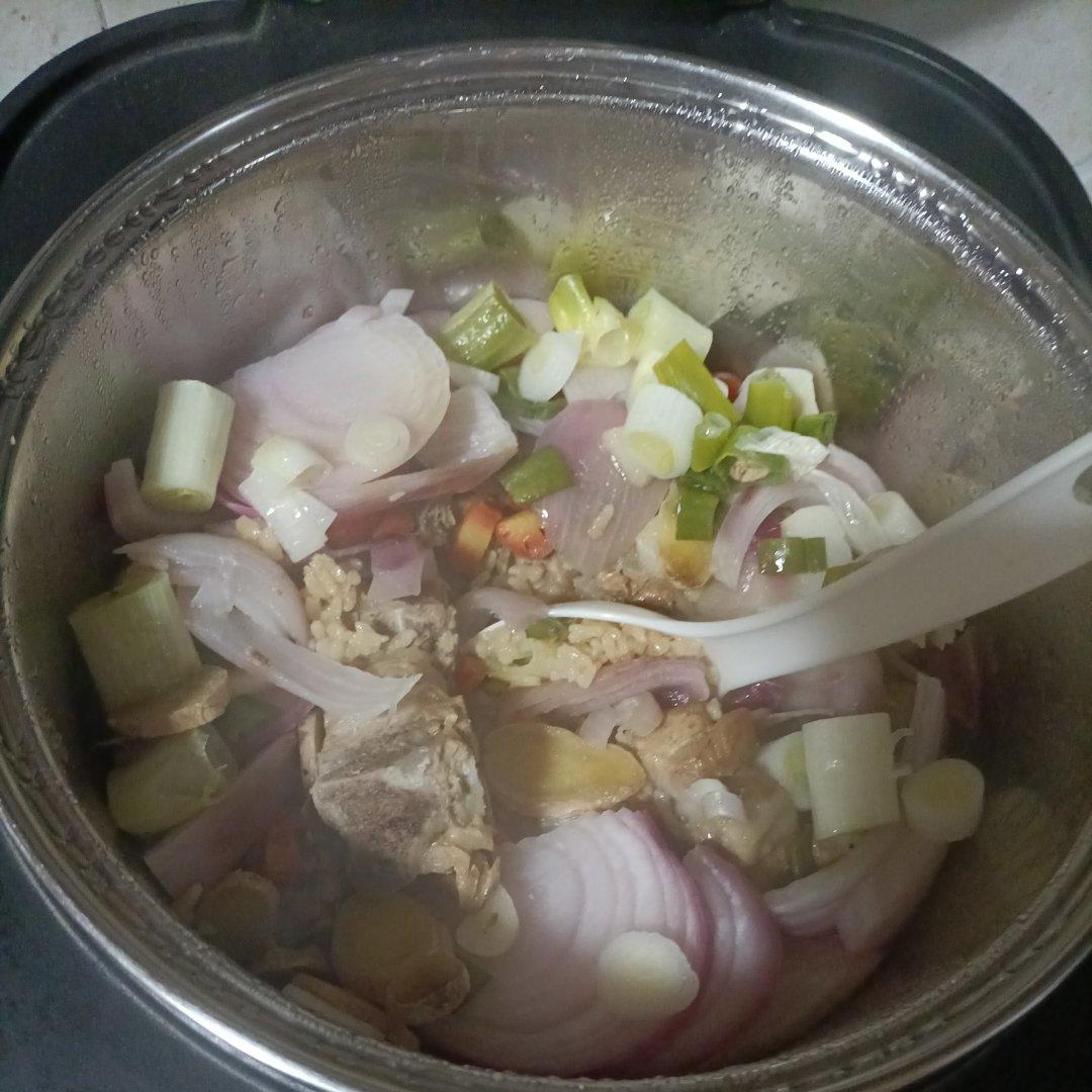 【排骨焖饭】