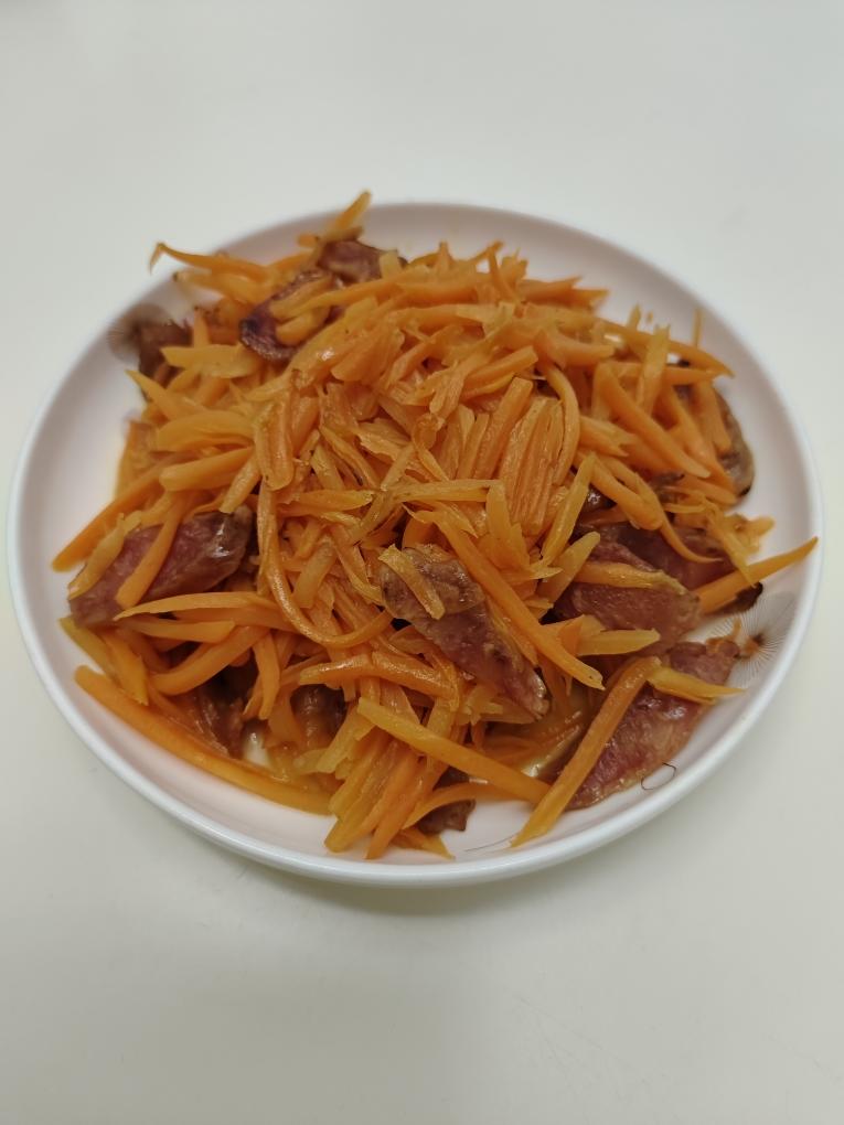 胡萝卜炒腊肠的做法