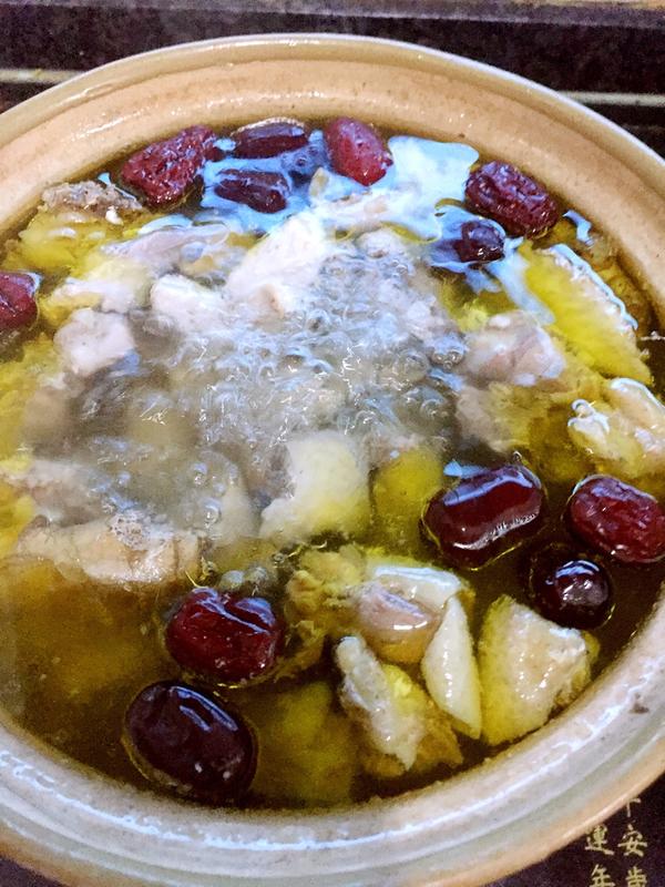 紫砂锅清炖鸡汤（宝宝版）