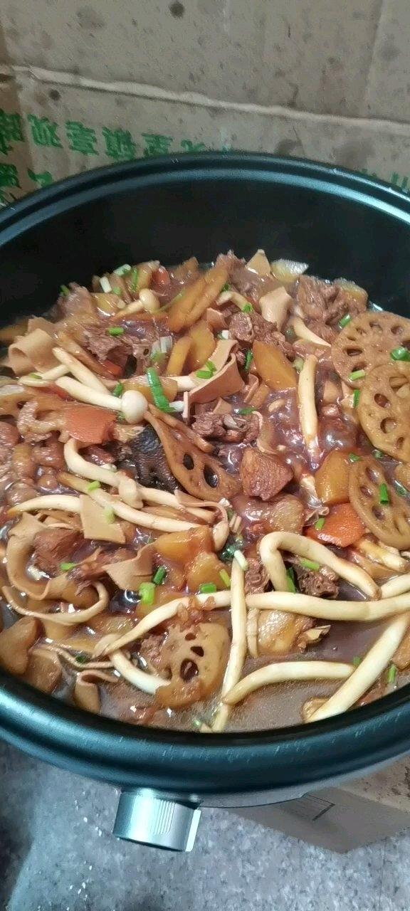 一锅乱炖，有鸡肉有虾有蘑菇有土豆，方便省事