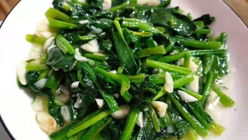 不涩口又嫩的清炒菠菜