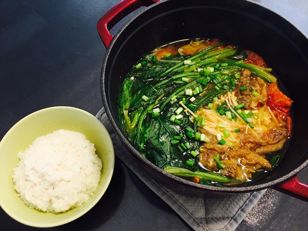 西红柿肥牛菠菜金针菇豆芽锅的做法