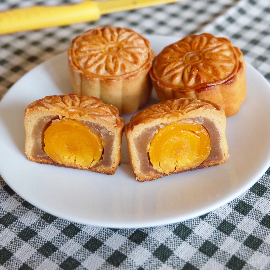 广式月饼—蛋黄莲蓉月饼