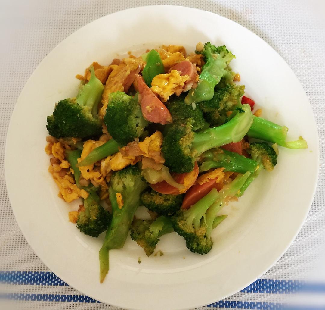 {☀快手晚餐☀}火腿肠滑蛋西兰花