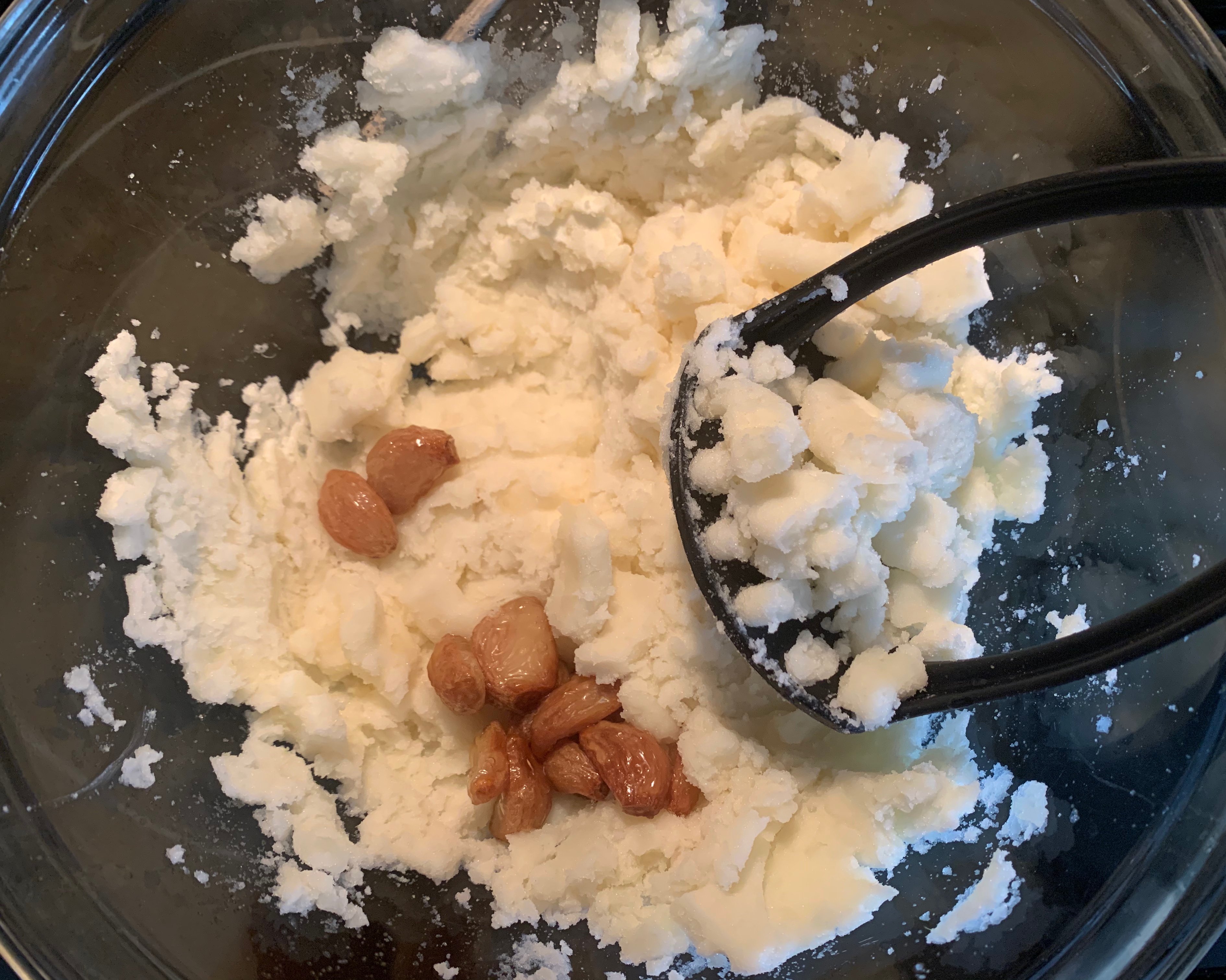 蒜香奶香交杂在一起的蒜香奶酪土豆泥 roasted garlic mashed potatoes的做法 步骤6