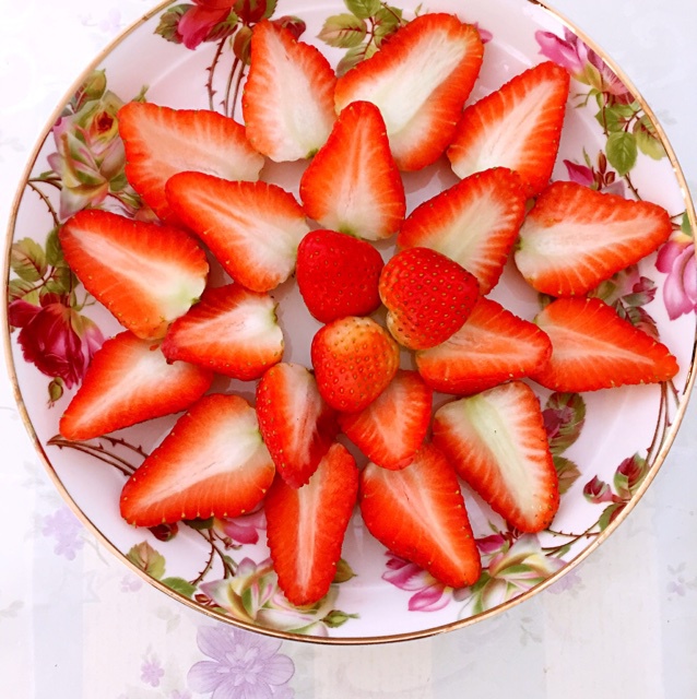 小红爱臭美做的草莓果盘给冬天来点颜色