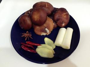 香菇炖鸡腿(超级无敌入味)的做法 步骤2