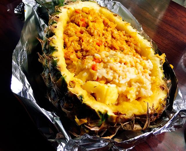 至尊海鲜菠萝饭双拼 - 三文鱼咖喱&香鲜甜虾