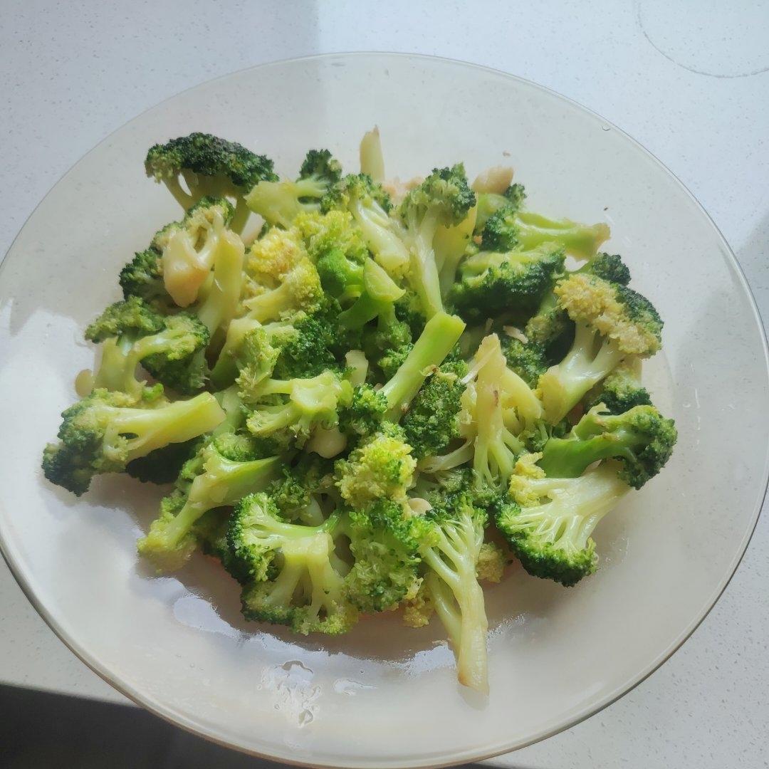 好吃到爆的耗油蒜蓉西兰花(从不修图，喜欢请关注)