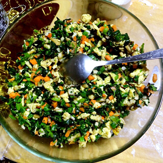 蜜糖果儿做的胡萝卜鸡蛋香菇木耳素馅饺子