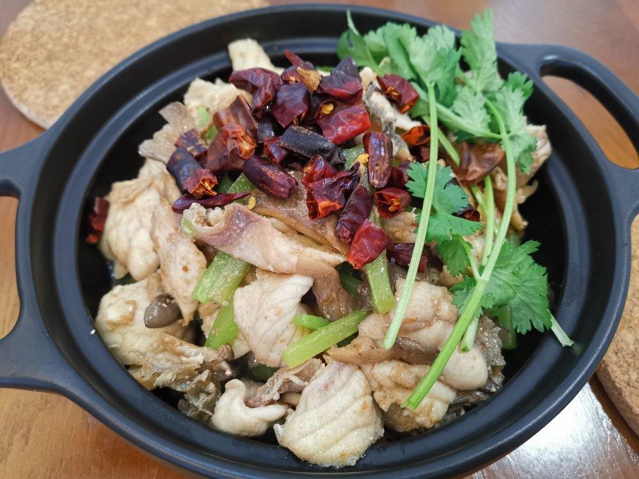 黑小黑小黑做的大丰收干锅脆鱼